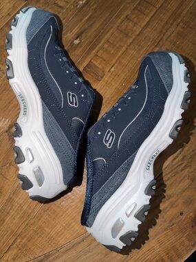 Skechers slip on like new navy blue & white D’Lites - 8 1/2 (8,5) wide fit 💙🤍